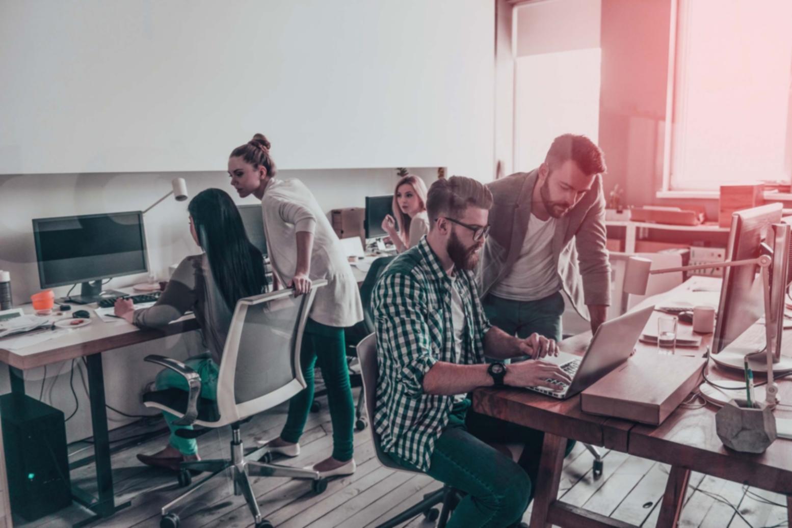 Estudiante revisando módulos de cursos bancarios
