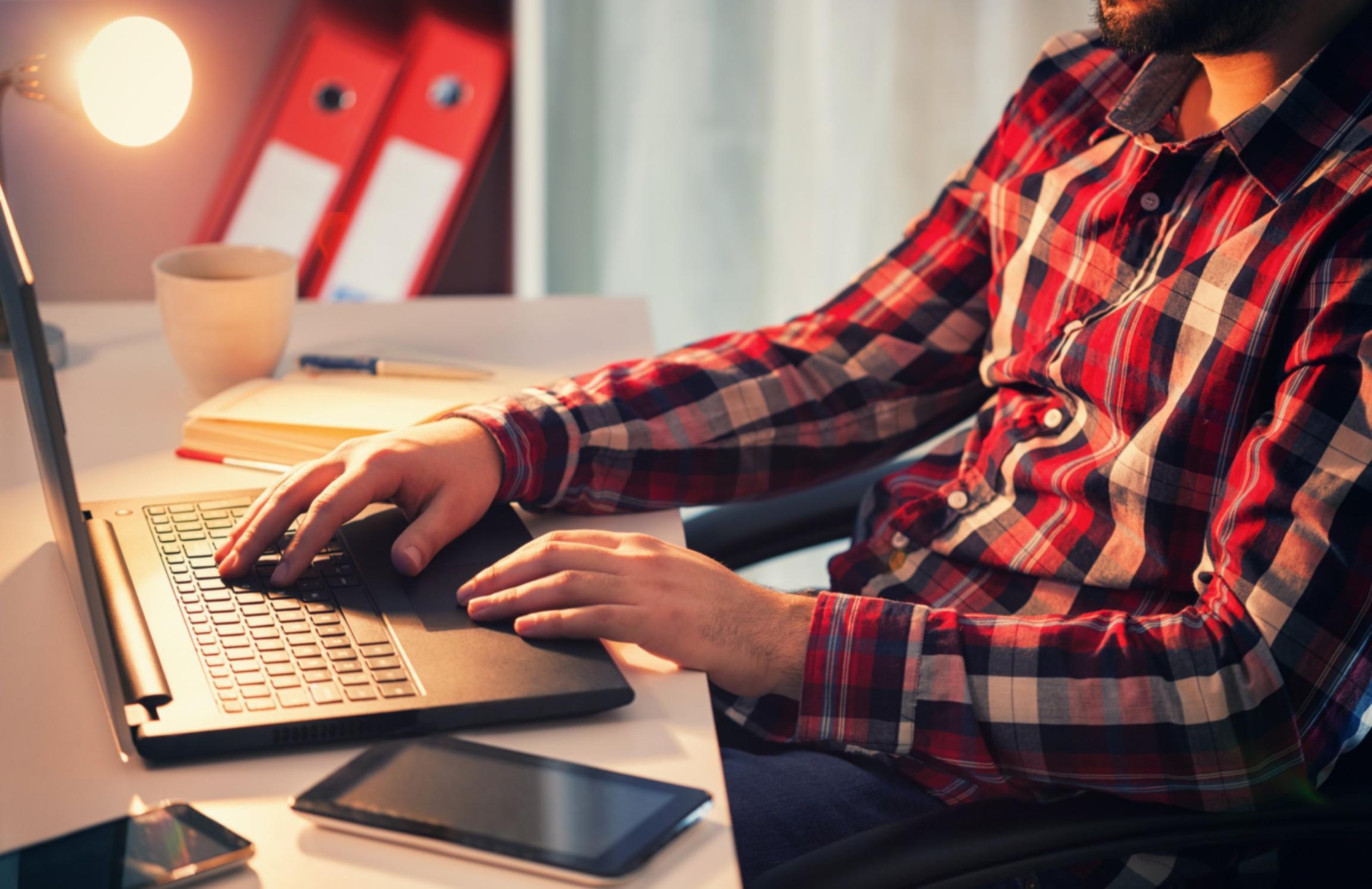 Estudiante trabajando en módulo de educación financiera