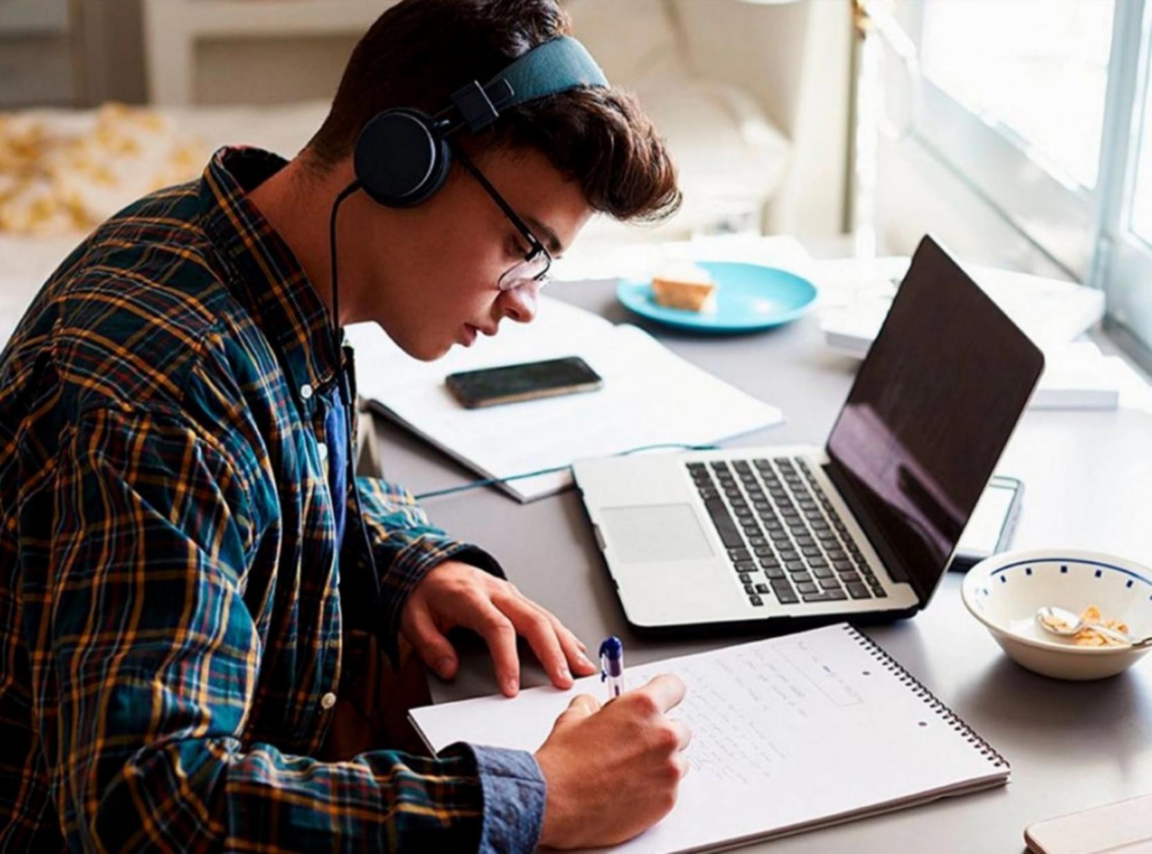 Estudiantes interactuando con contenido educativo bancario